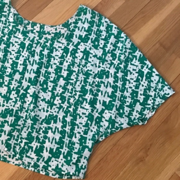 Lightweight Batwing Poncho Style Top - Picture 4 of 4